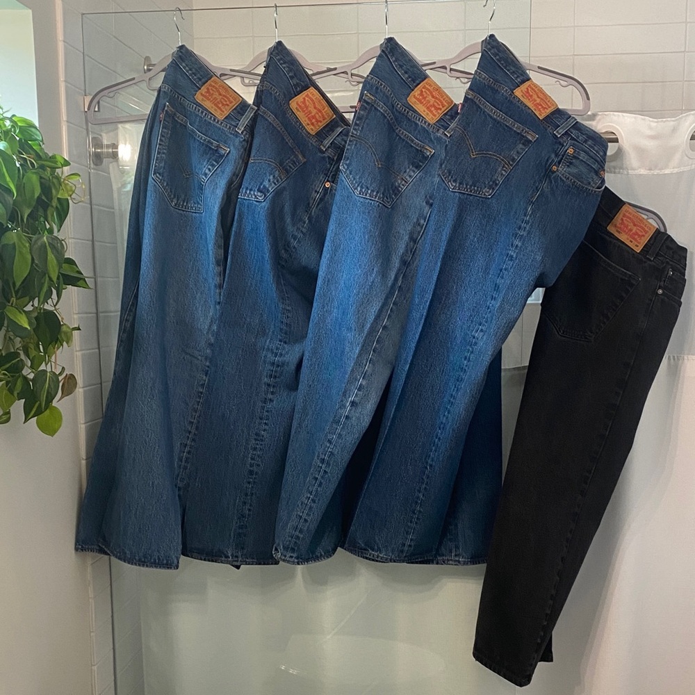 Levi's Men's Straight Leg Jeans in Denim Blue and Jet Black